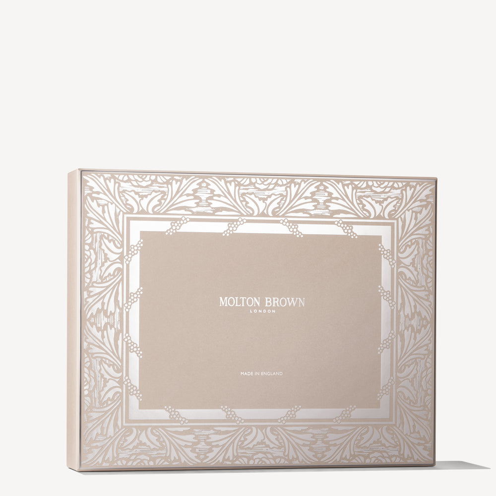 مجموعة العناية بالجسم الزهرية والمتبّلة